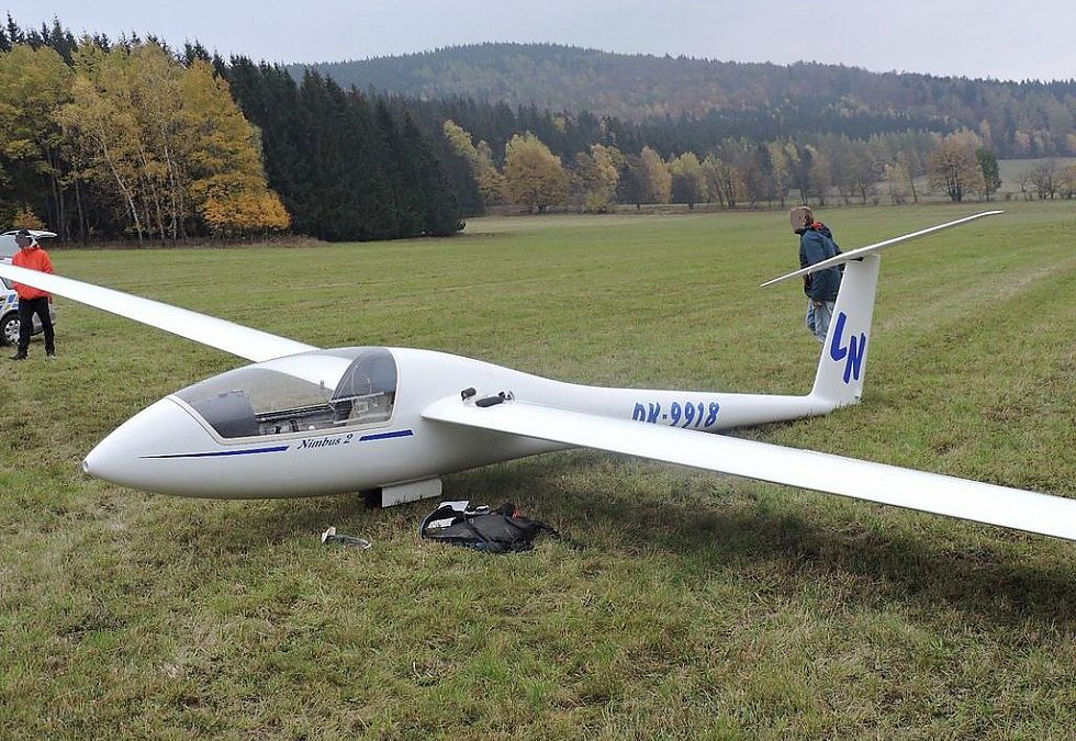 V Široké Nivě nouzově přistál větroň, kvůli špatným povětrnostním podmínkám