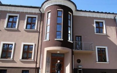 Vloupání do vrbenské radnice: Pachatel rozbil okno a dveře