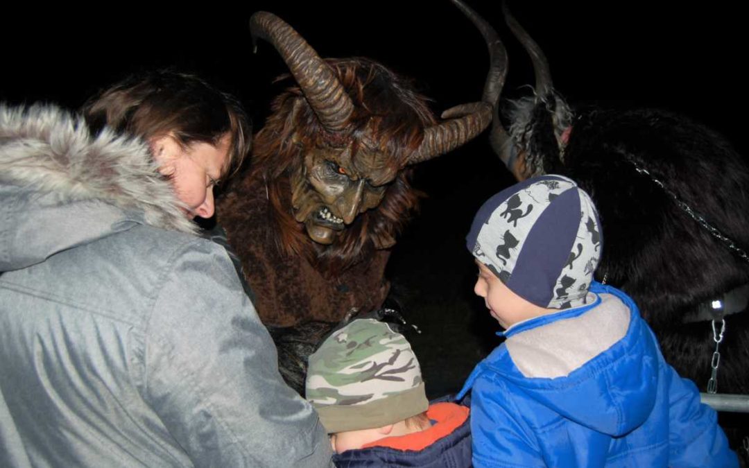 Jarmark v Dívčím Hradě nabídl pohádkové bytosti, anděly na chůdách i  krampus čerty