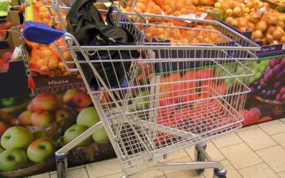 Zloděj ve Vrbně ukradl ženě peněženku z tašky v nákupním vozíku