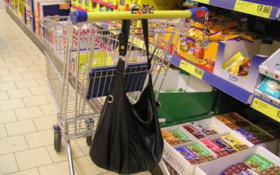 Někdo ukradl nakupující seniorce z vozíku kabelku, u karty našel i PIN