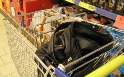 Zloděj v Bruntále ukradl seniorce peněženku přímo z kabelky