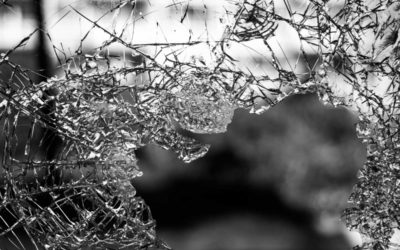 Vandal rozbil skleněnou výplň dveří na budově rýmařovské Polikliniky