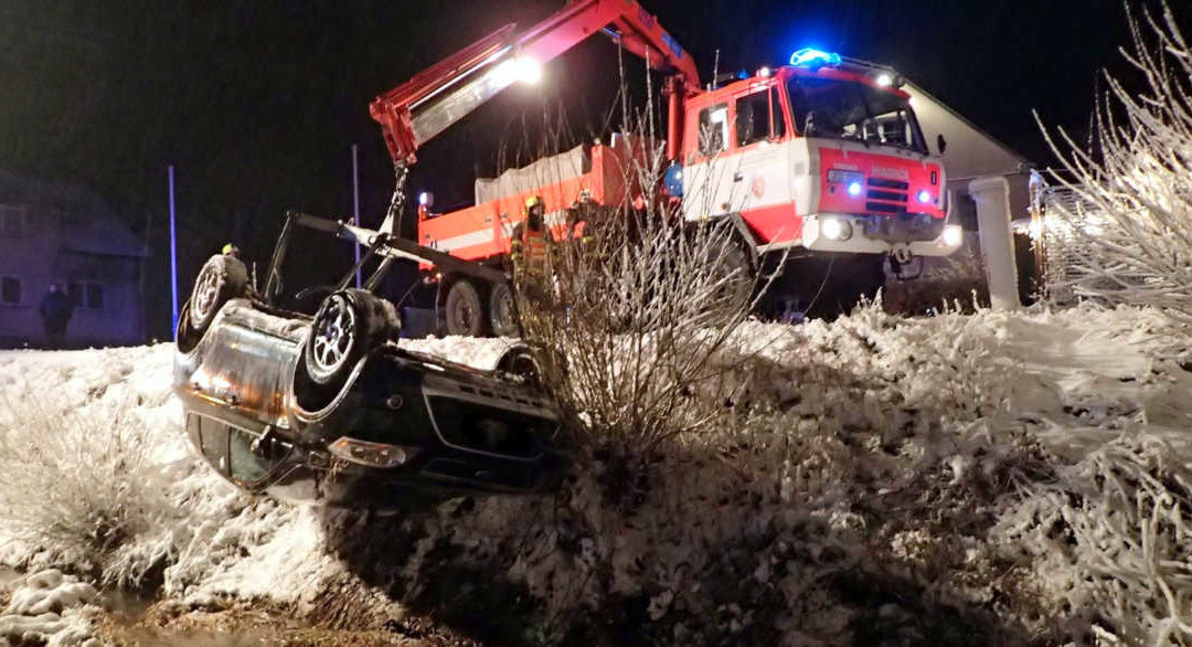 V Malé Štáhli polský řidič skončil v potoce, auto převrátil na střechu