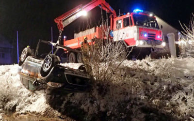 V Malé Štáhli polský řidič skončil v potoce, auto převrátil na střechu