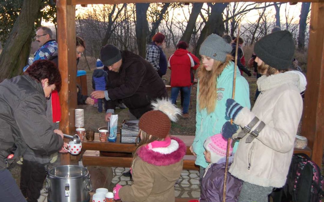 Novoroční výšlap na Dubovec šli v Dívčím Hradě už posedmé