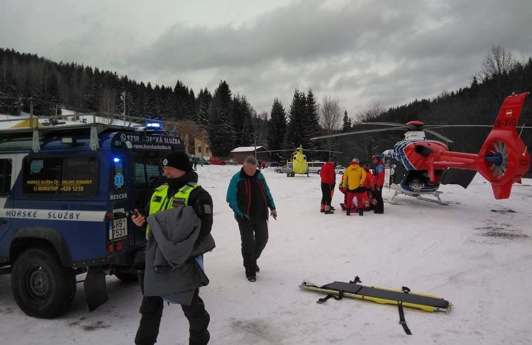 Dva vážně zraněné lyžaře v Karlově zachraňovaly dva vrtulníky z Ostravy a Olomouce