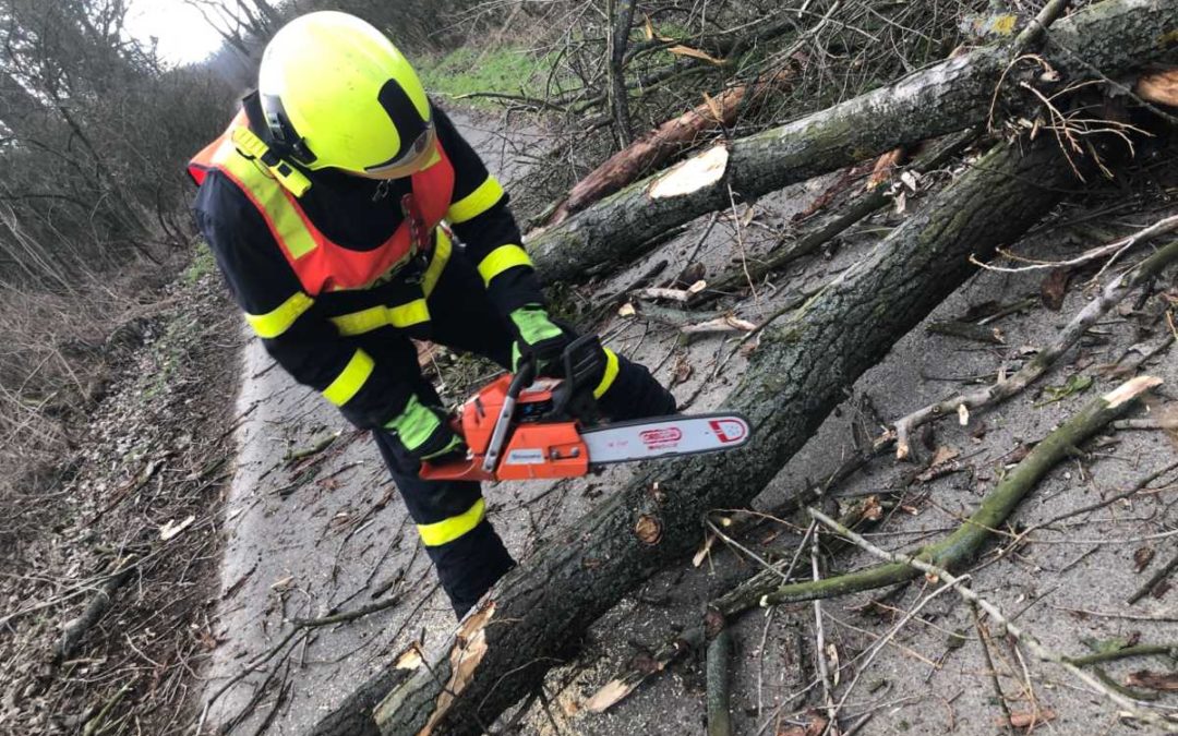 Hasiče v Moravskoslezském kraji opět zaměstnává silný vítr