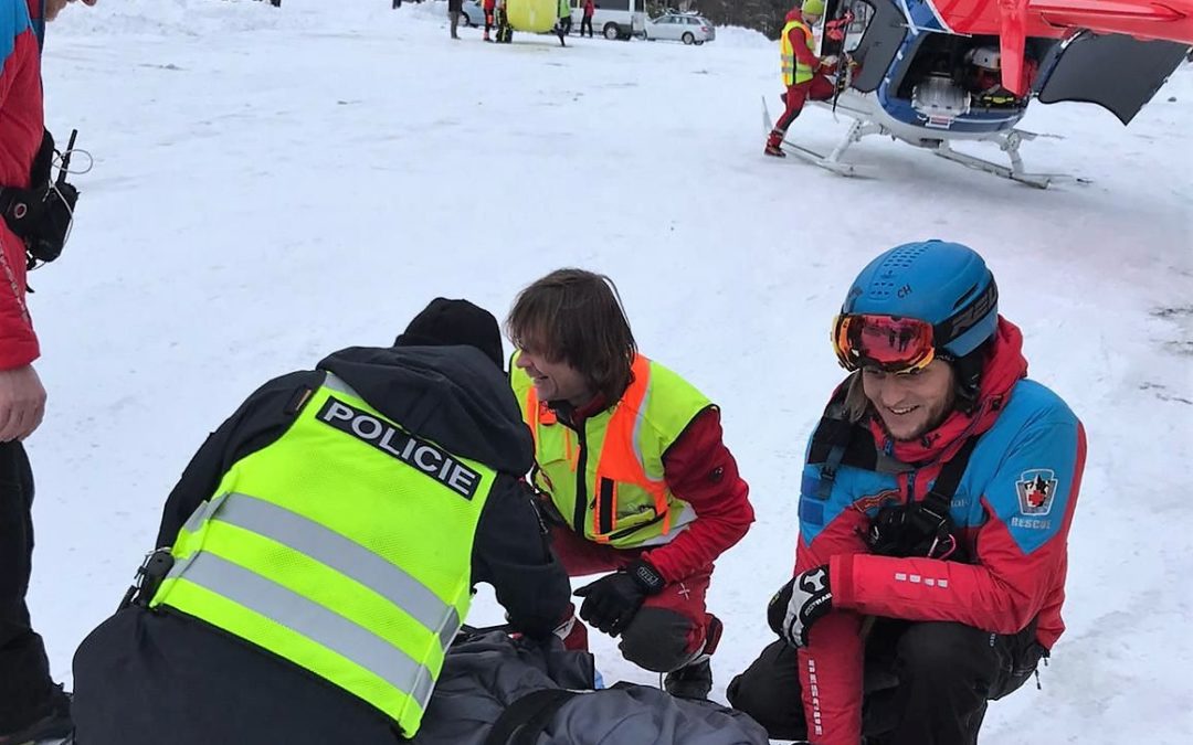 Lyžařské hlídky pomáhali zraněnému chlapci v Karlově pod Pradědem