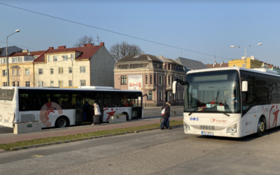 Navrátilce z ciziny rozvážejí domů i krajské autobusy