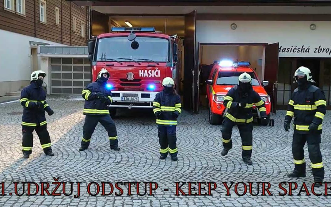 Boj proti koronaviru! Hasiči z Karlovy Studánky natočili taneční video