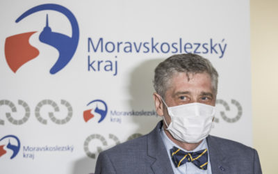 Hejtman Ivo Vondrák: roušky noste na veřejnosti všude, V HROMADNÉ DOPRAVĚ POVINNĚ