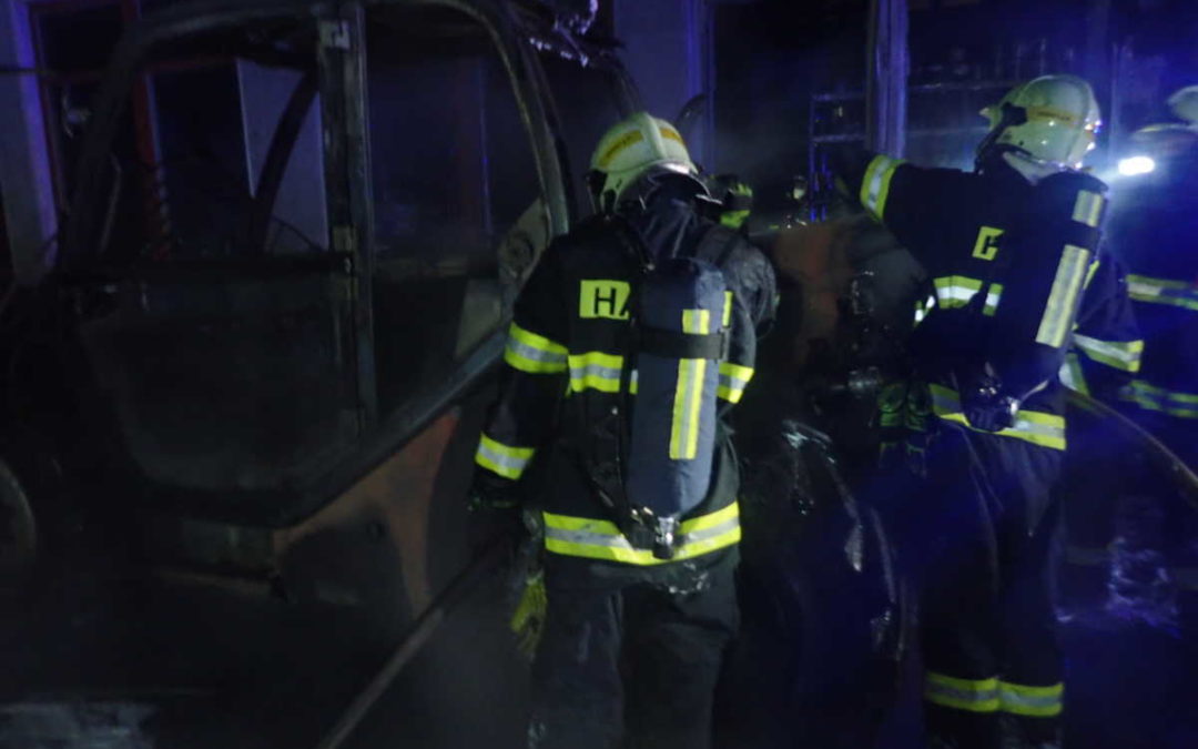 Noční požár! Ve Vrbně vzplanul nakladač, hořela i dílna