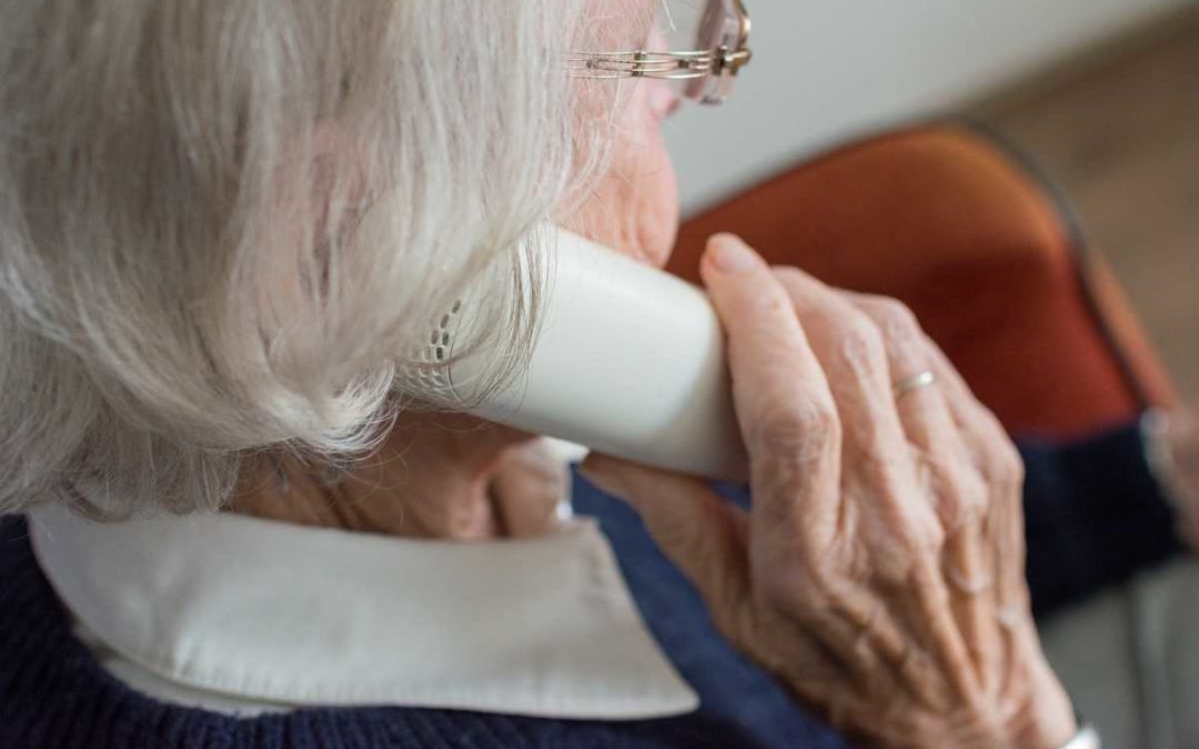 Moravskoslezský kraj zřídil telefonní linku dobrovolnické pomoci pro seniory, kteří nemají přístup k internetu