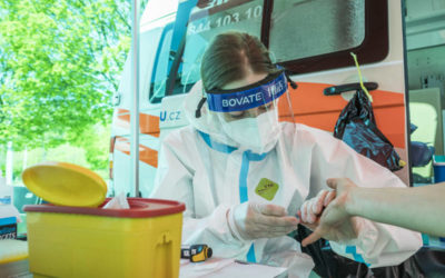 Domovy seniorů mají testovat návštěvy. Pokud nebudou moci odběry zajistit, nabídl jako pojistku pomoc kraj