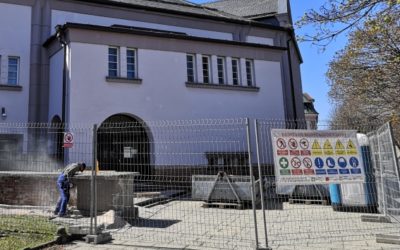 Opravy kopírují původní zdobení krnovského divadla