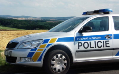 Řidiče oslnilo slunce, dostal smyk a auto převrátil na bok