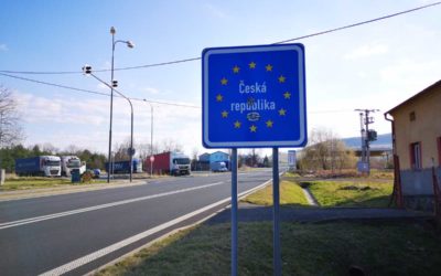 Strážníci předávali balíček léků na hranicích
