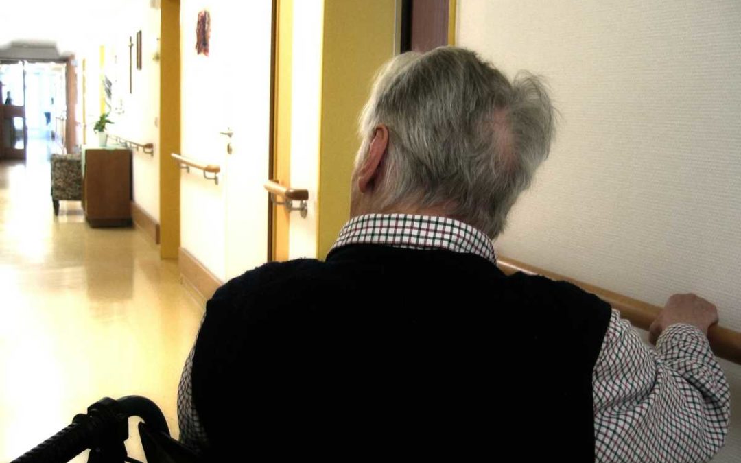 Pracovníci sociálních služeb, kteří se dostali do kontaktu s nakaženým, mohou v práci pokračovat za dodržení přísných podmínek