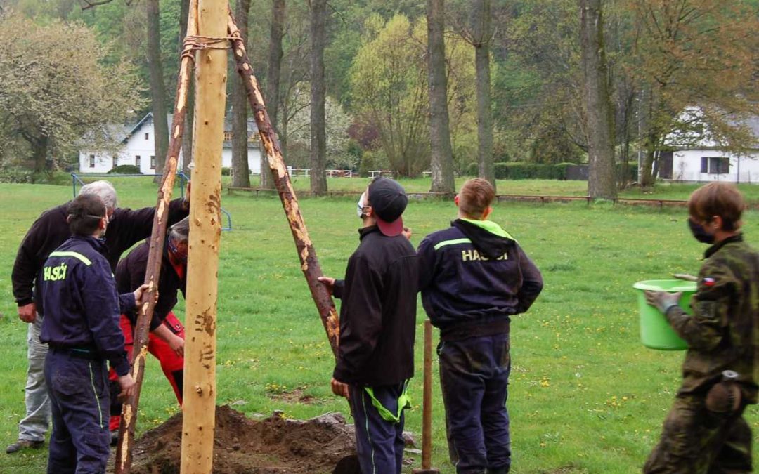 V Dívčím Hradě hasiči postavili májku