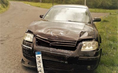 Opilý řidič nevybral v Dívčím Hradě zatáčku, skončil ve svodidlech
