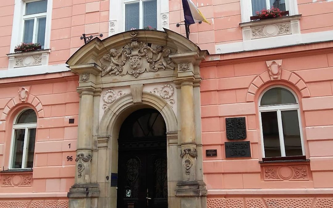 Pozemky ve dvorech a u garáží se prodávat nebudou