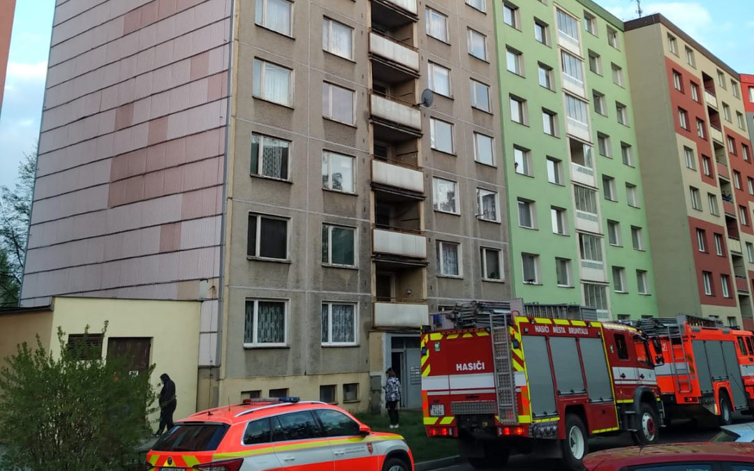 V Bruntále hořelo v kuchyni, oheň se rozšířil stoupačkami do dalšího bytu