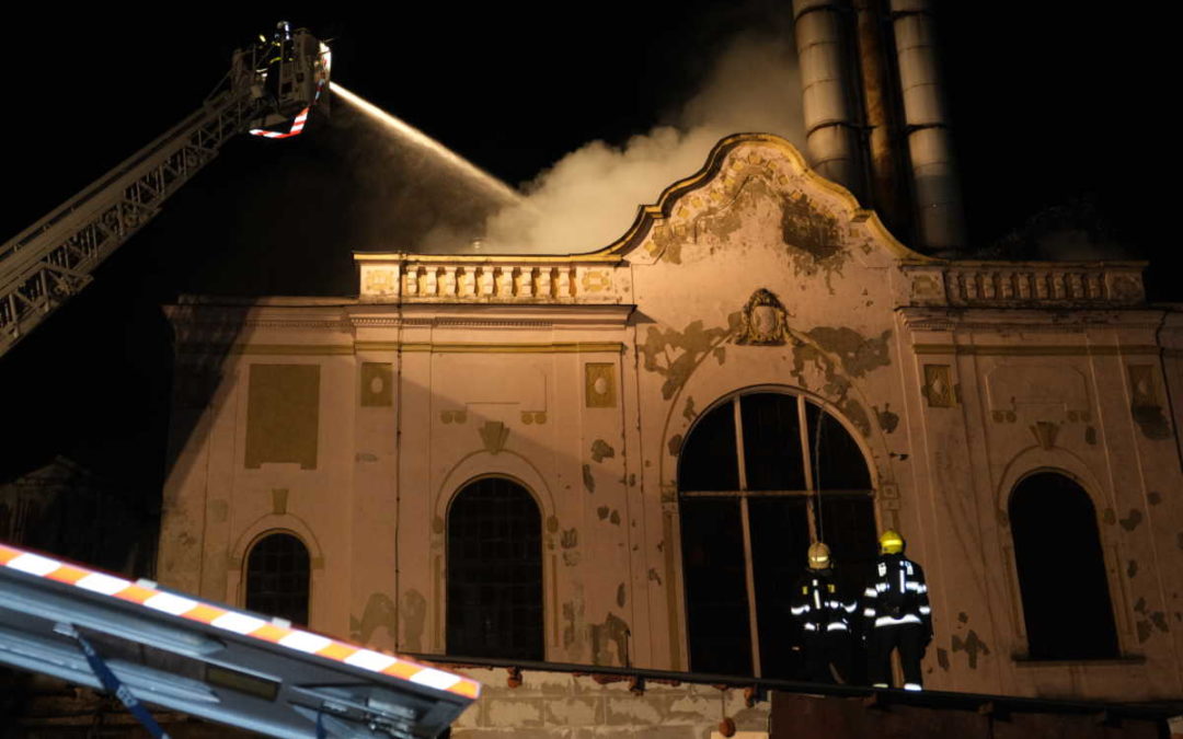 V Rýmařově hořela střecha haly nad pecí na hliník, hasiči část uchránili