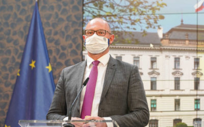 Vláda chce zavřít školy i školky