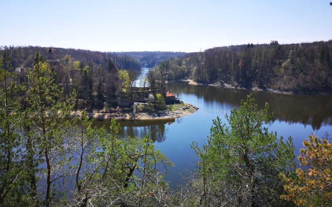 Při cestě na hrad Zvíkov navštivte místo s vyhlídkou na soutok Vltavy a Otavy