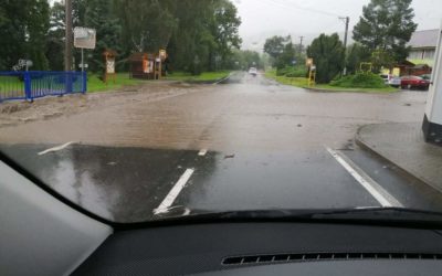 Podívejte se na video! Voda zatopila silnici v Široké Nivě na Vrbensku