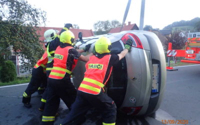 Auto v Janově projelo plotem a skončilo v potoce Osoblaha