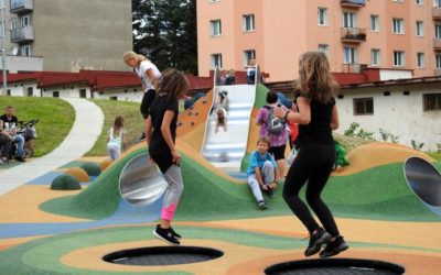 Nové hřiště na Husově ulici ve Vrbně už slouží dětem i dospělým