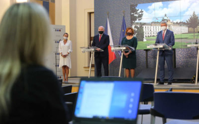 Každý pedagog a zaměstnanec školy či školského zařízení dostane od státu 10 kusů respirátorů