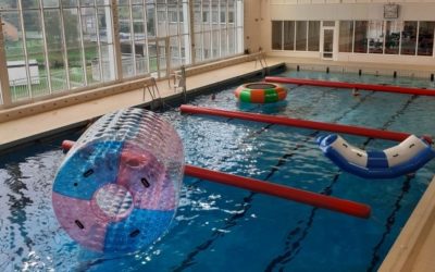 Nafukovací atrakce z koupaliště jsou už v bazénu