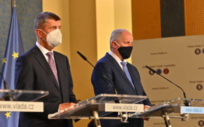 Od středy 21. října 2020 do odvolání bude platit povinnost nosit roušky venku a v autě