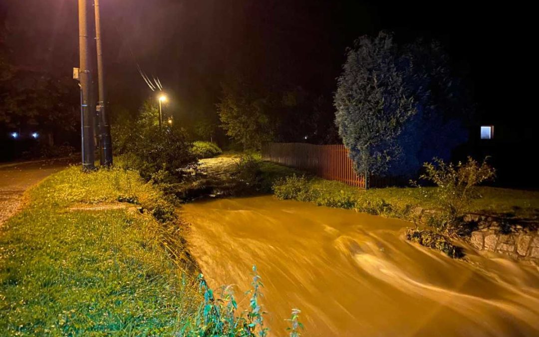 Krnov v pohotovosti! Stoupá hladina řek a potoků, voda zatopila hřiště v Chomýži