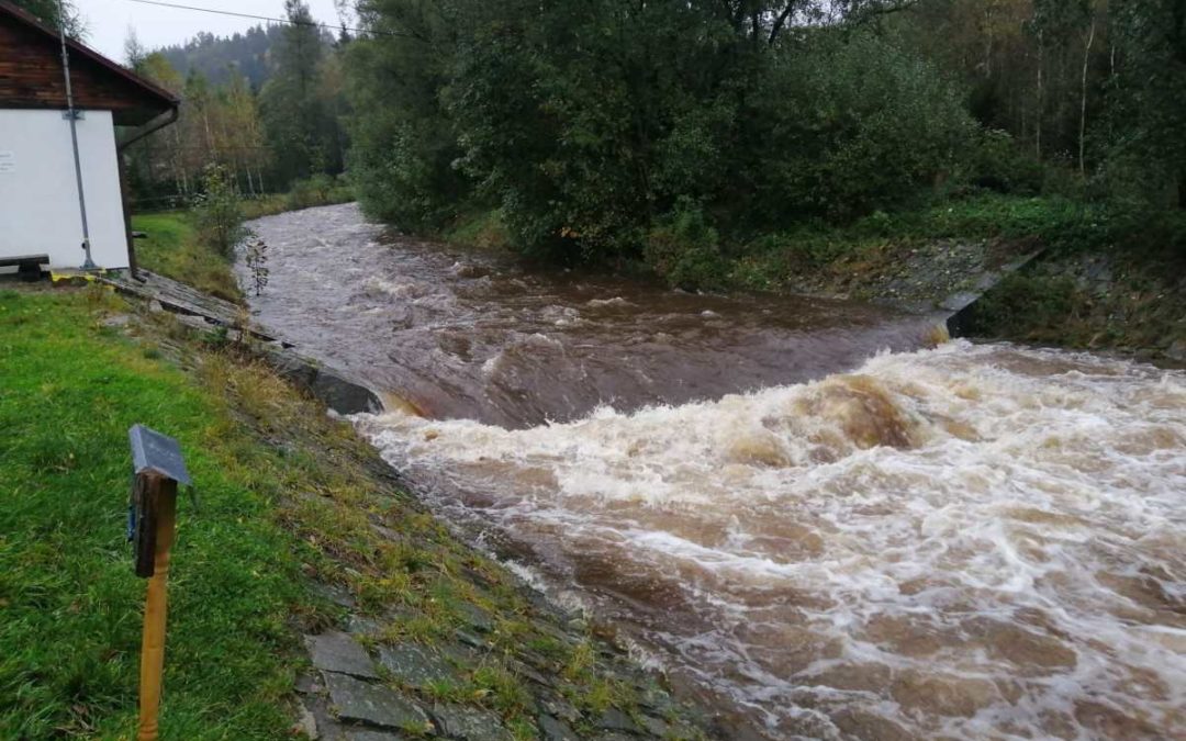 Černá Opava ve Vrbně překročila druhý povodňový stupeň, Opava v Karlovicích první