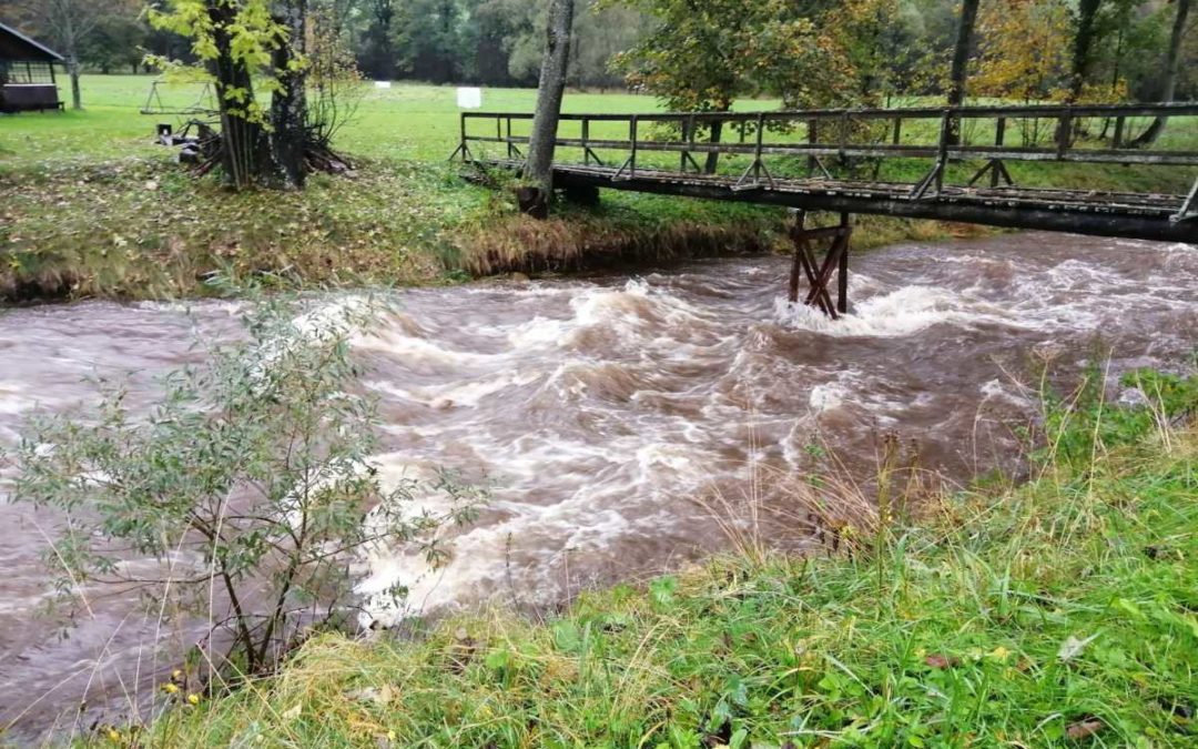 Řeka Černá Opava ve Vrbně pod Pradědem nad ránem dosáhla druhého povodňového stupně