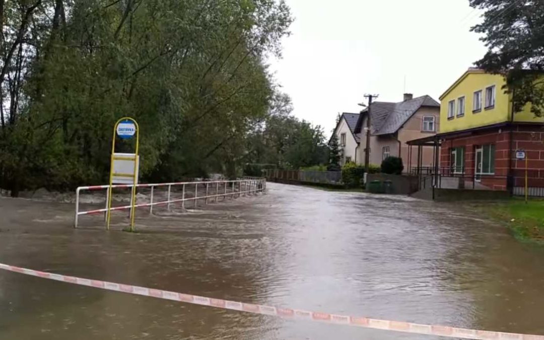 Ve Městě Albrechticích se vylila řeka Opavice, zaplavila silnici a zastávku