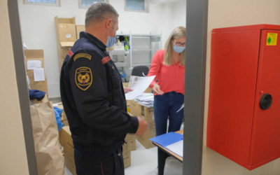 Hasiči ve středu rozváželi po Moravskoslezském kraji respirátory pro školy