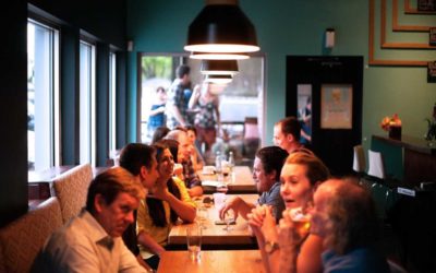 Obchody i restaurace se při zlepšení epidemiologické situace otevřou naráz