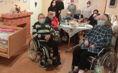 Klientům Sociální služby Podhorská rozzářil předvánoční čas živý stromeček, práce dětí z mateřských škol a dárečky