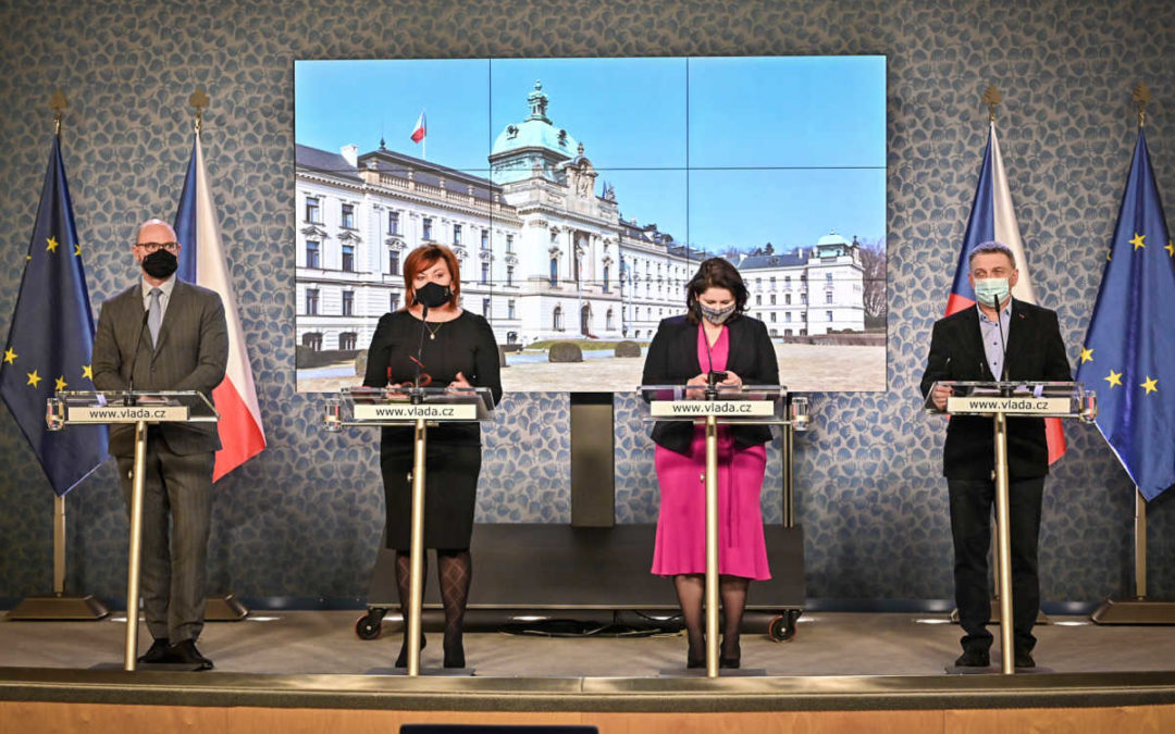Vláda řešila aktuální pandemickou situaci, schválila navýšení platů zdravotníků a učitelů i návrh na zvýšení přídavků na děti