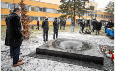 Památník před budovou Polikliniky Fakultní nemocnice Ostrava připomíná oběti střelby z prosince roku 2019
