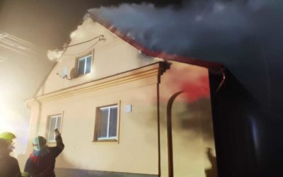 Škodu za dva miliony korun způsobil požár dvojdomku v obci Dvorce na Bruntálsku