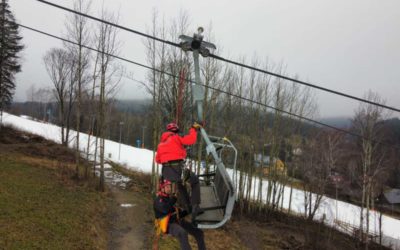 Ostravští a bruntálští hasiči-lezci cvičili na lanovce v Karlově pod Pradědem