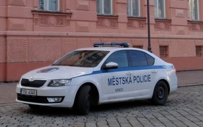 Strážníci v Krnově „vysvobodili“ ženu z bytu