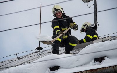 Hasiči z Moravskoslezského kraje opět nabízejí seznam firem na shazování sněhu a ledu ze střech