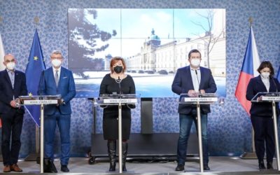Vláda navrhne Parlamentu zvýšit lidem v karanténě náhradu mzdy, zaměstnance čeká povinné testování